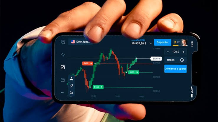 Usuario revisando ganancias de trading en móvil